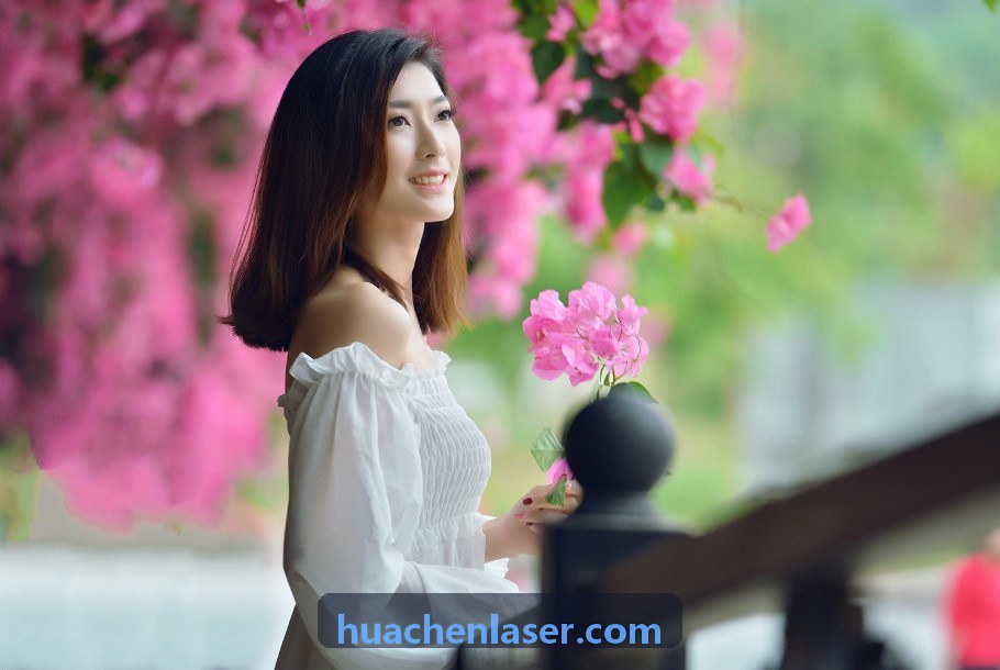 合同纠纷案例卷宗在灯下展开的纸面质感